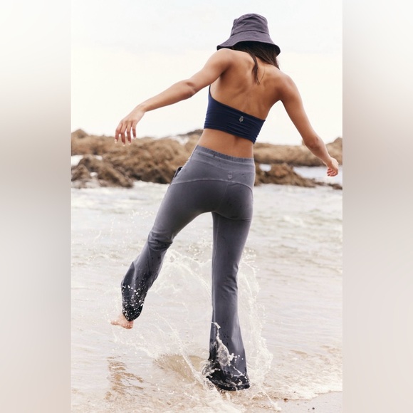 NWOT Free People Movement New Flow Flares In Color Vintage Indigo - Picture 3 of 5